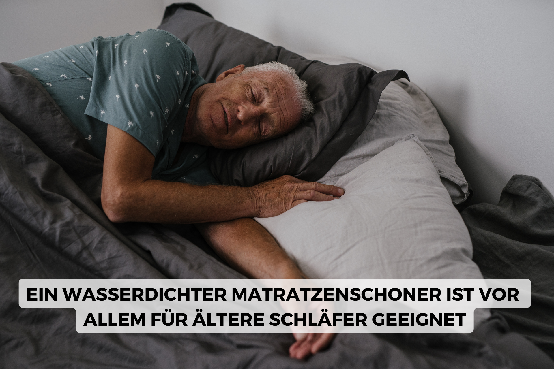 Ein alter Mann liegt im Bett auf einem Matratzenbezug